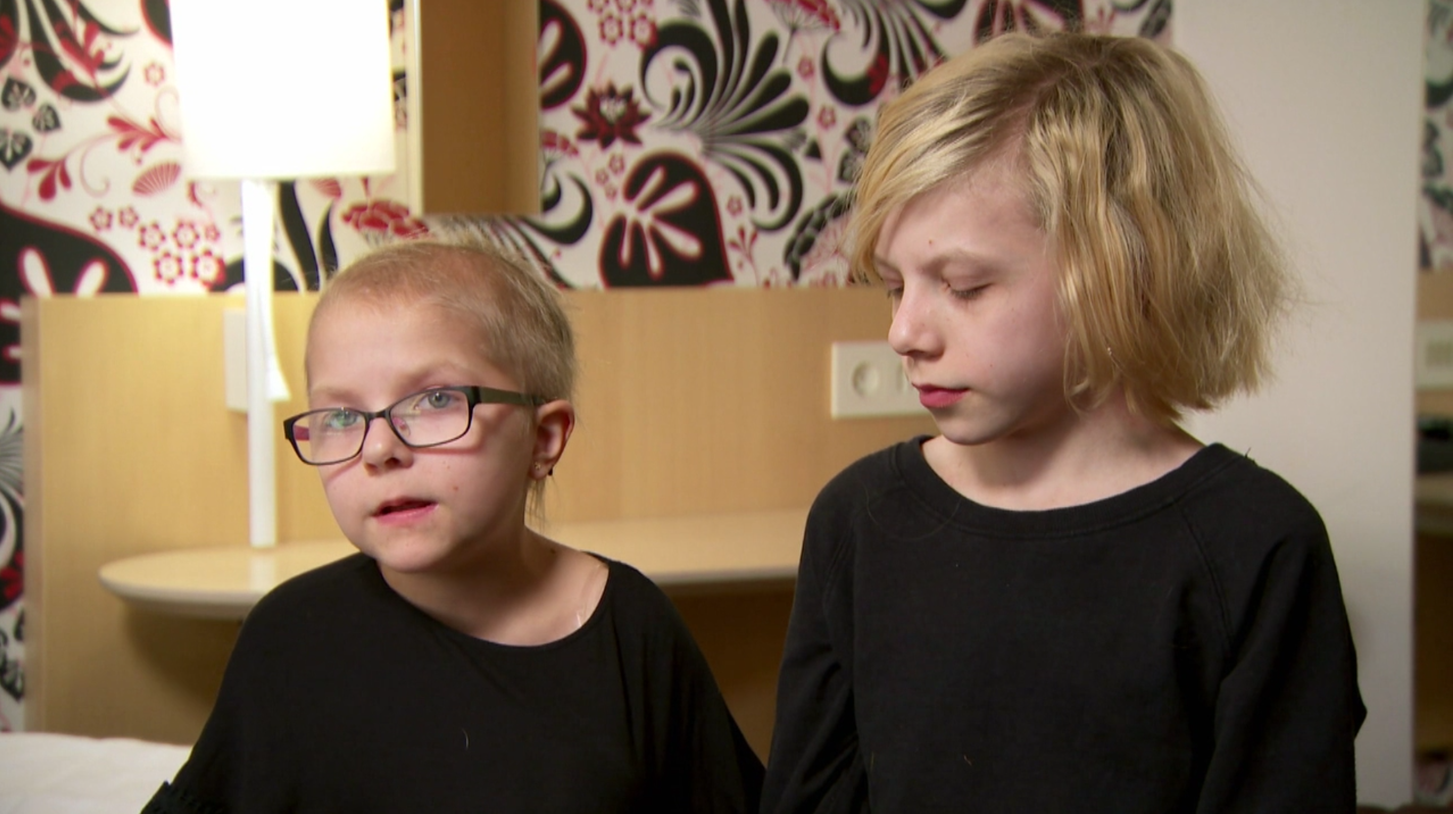 Syskonen Tuva och Emmy har båda fått diagnosen cancer. Syskonen Tuva och Emmy har båda fått diagnosen cancer.
